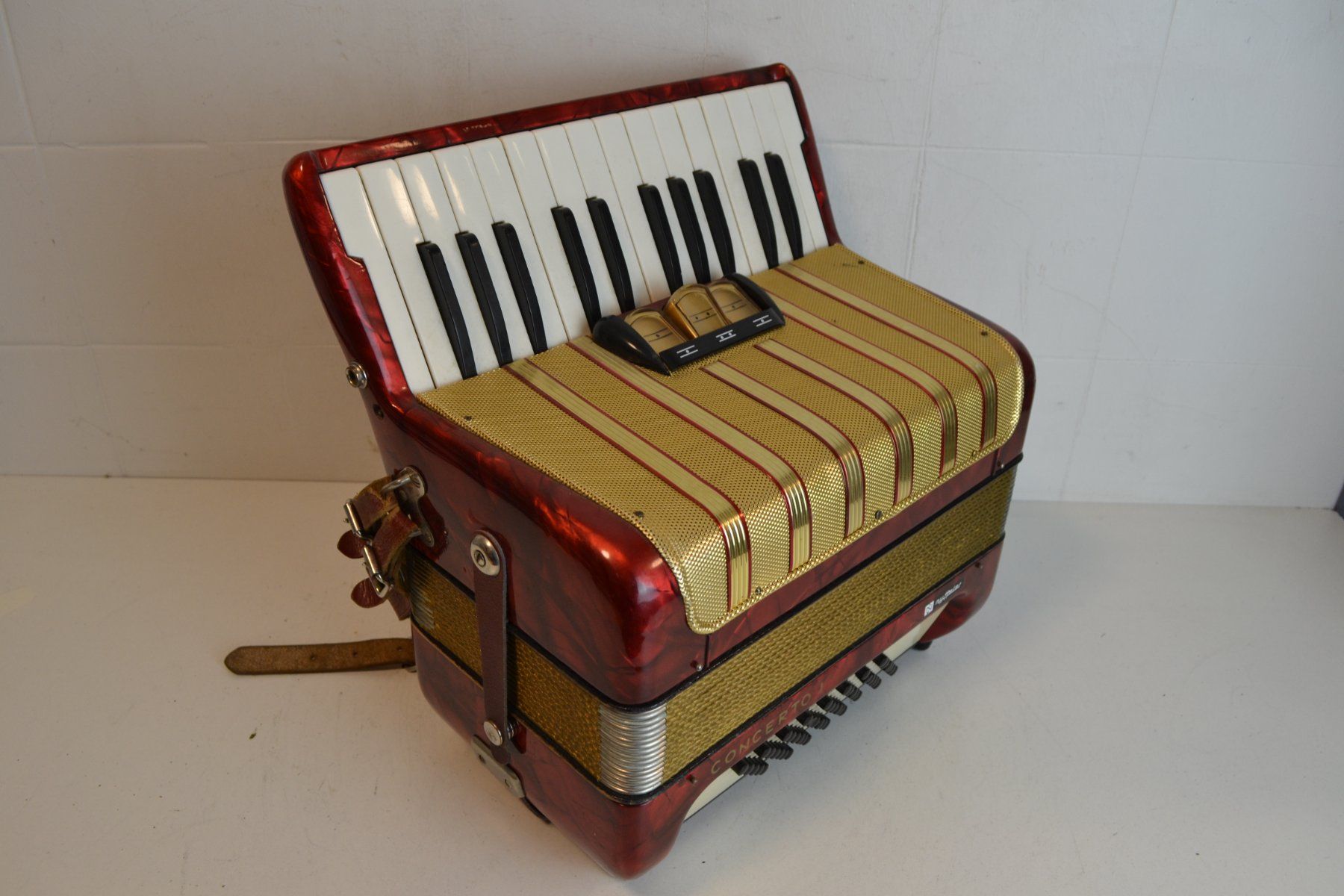 Hohner Strumenti musicali: Akkordeon chromatisch Hohner Concerto I – Usato da Zürich venduto da Brockito 1