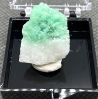 Deko Heilstein K-448 – Grüner Smaragd 1,8x2cm in Box 35x35mm