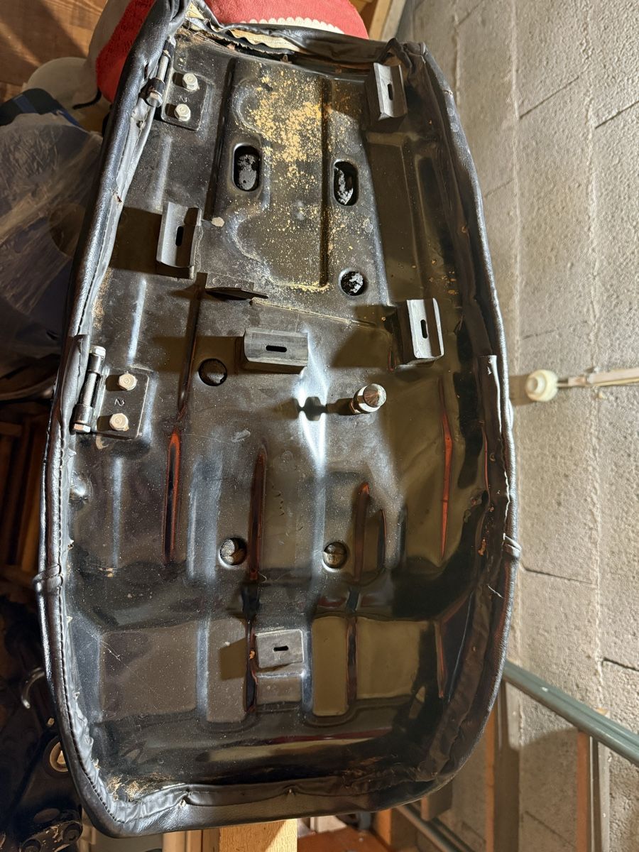Kawasaki Tutti i ricambio per moto: Selle Kawasaki Z1 900 – Usato da Bouveret venduto da vit_br9v 3