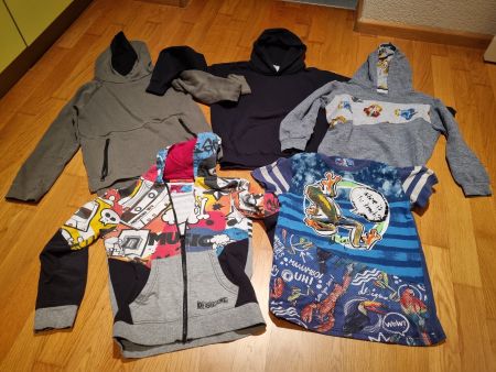 4 Pullover / Hoodies und 1 T-Shirt (Nr.5)