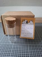 Glasfläschchen mit Korkverschluss