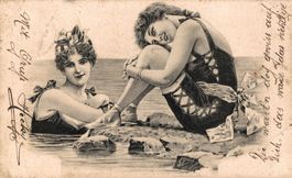 Zwei Damen (sogenannte „Bathing Beauties“) posieren am Ufer