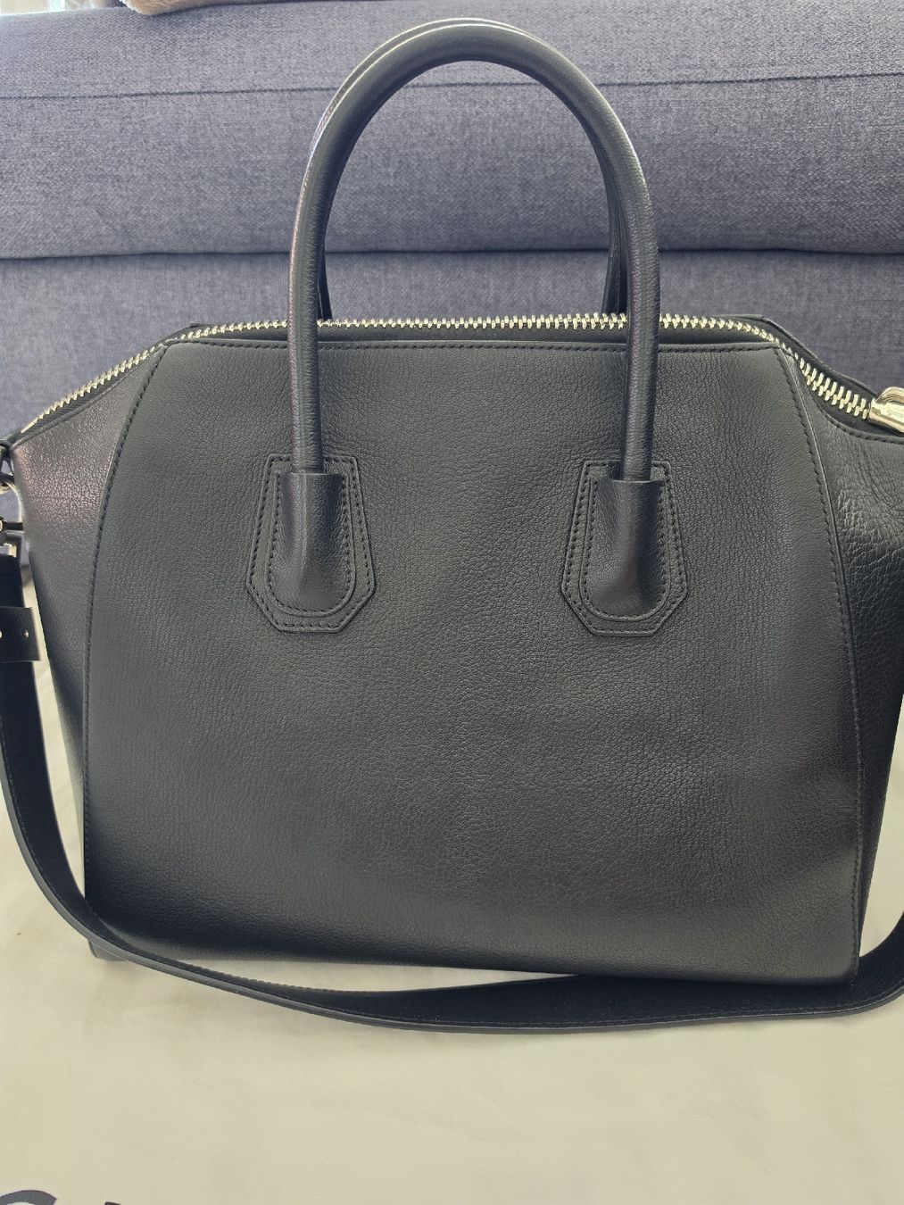 Givenchy Borse da donna: Sac à main Givenchy Noir cuir bon état – Usato da Nyon venduto da mar_f7ws 1