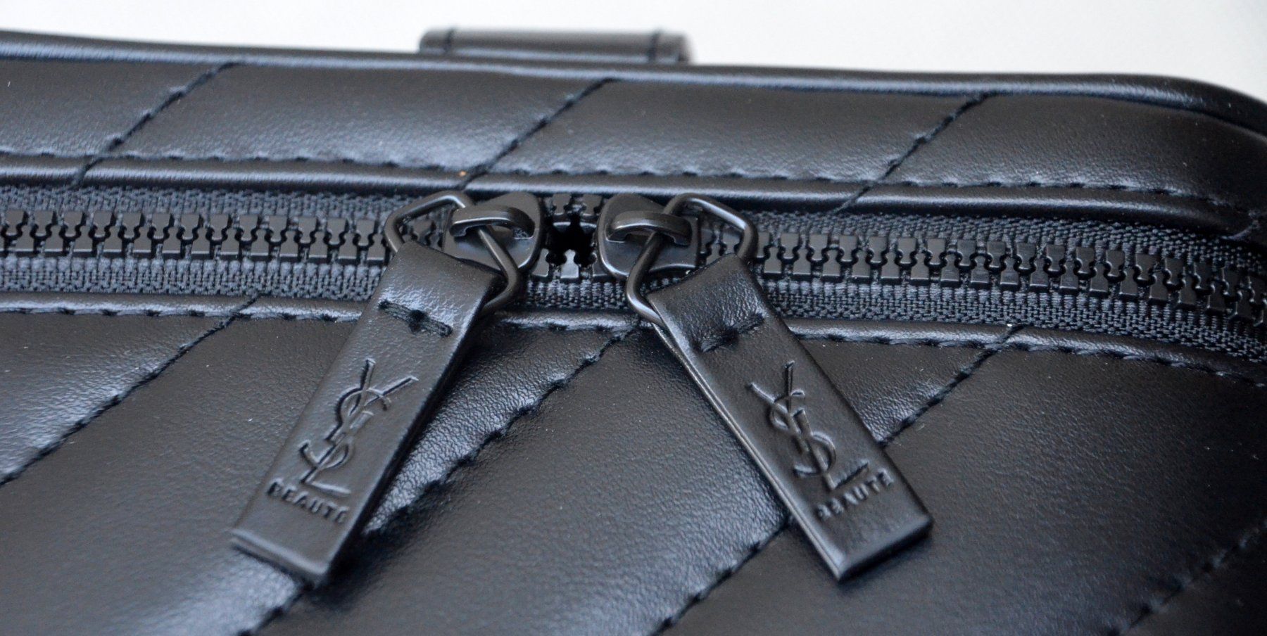 Saint Laurent Custodie per cosmetici: Yves Saint Laurent  Vanity case – Usato da Collonges venduto da Auganien 4