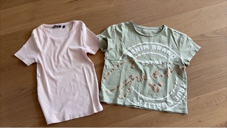 2 T-Shirts Rosa und Olivgrün Grösse 164, GUESS