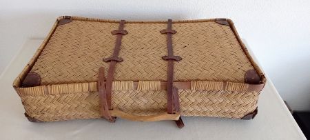 Antiker Reisekoffer, Vintage Flecht - Koffer mit Lederriemen