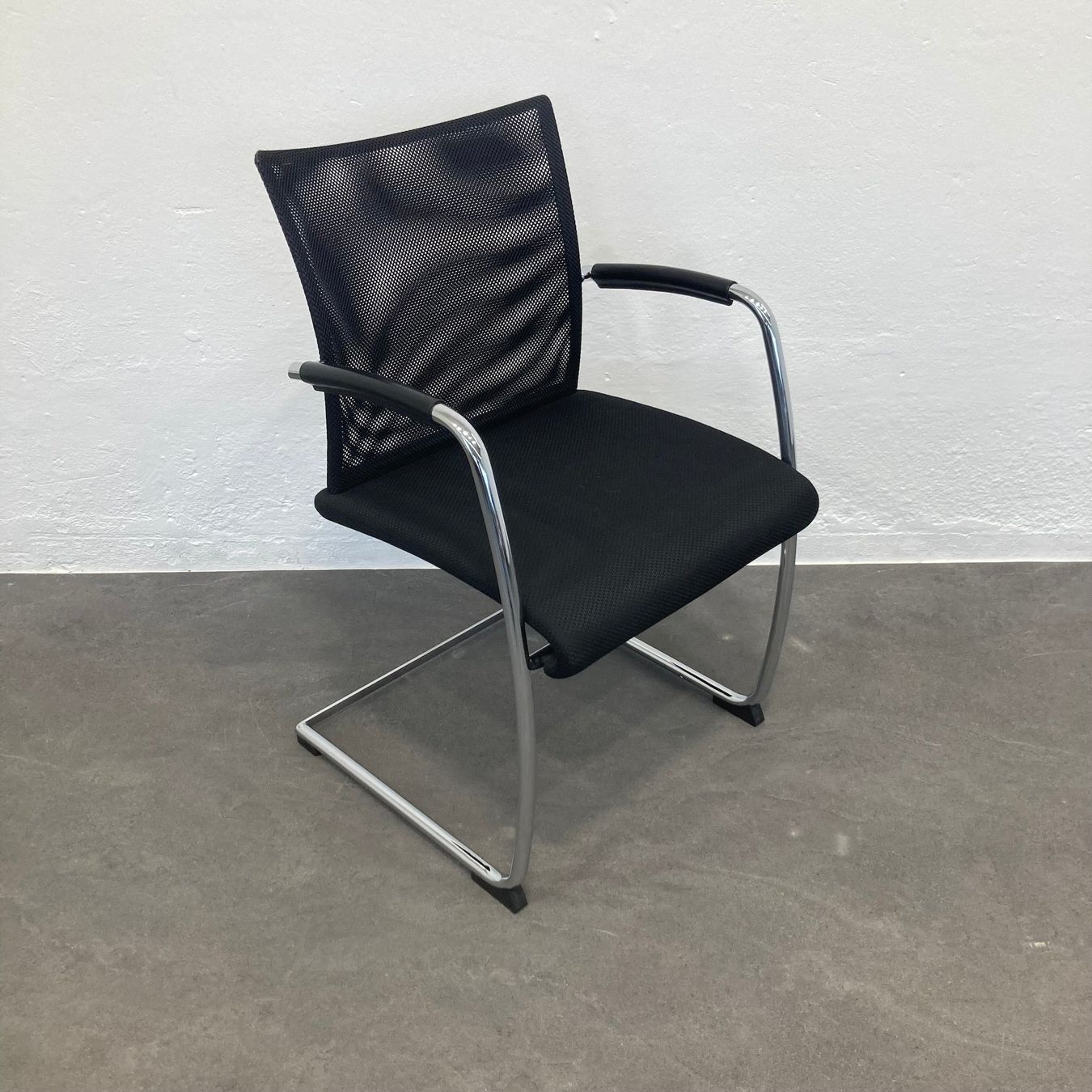 Züco Sedie: Züco Visita Freischwinger Anthrazit Dunkel – Usato da Schönenwerd venduto da mcofficeshop 1