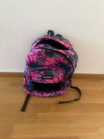 Sac à dos Eastpak rose  avec sont couvre sac imperméable