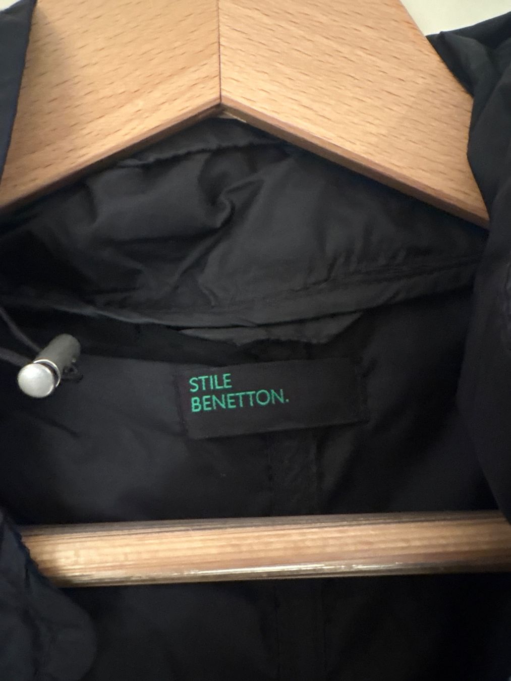 Benetton Vestes: Windjacke mit Kapuze, gebraucht, Grösse 40, schwarz – D'occasion à Züberwangen par are1968 2