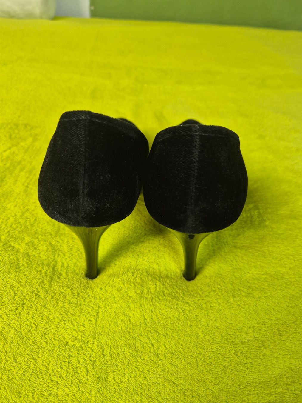 Scarpe da donna: Elegante Samt Pumps, Schwarz, Grösse 40 – Usato da Winterberg ZH venduto da Gemini63 2