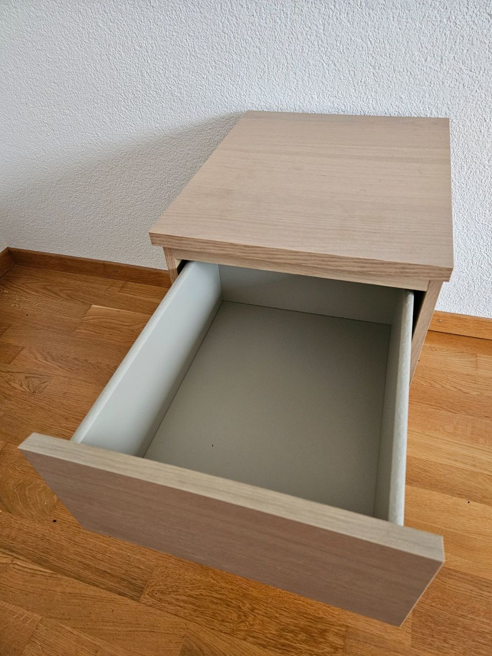 Ikea Nachttische: Nachttisch IKEA Malm - Eichenfurnier weiss lasiert – Gebraucht aus Zofingen von vla_5t9w 2