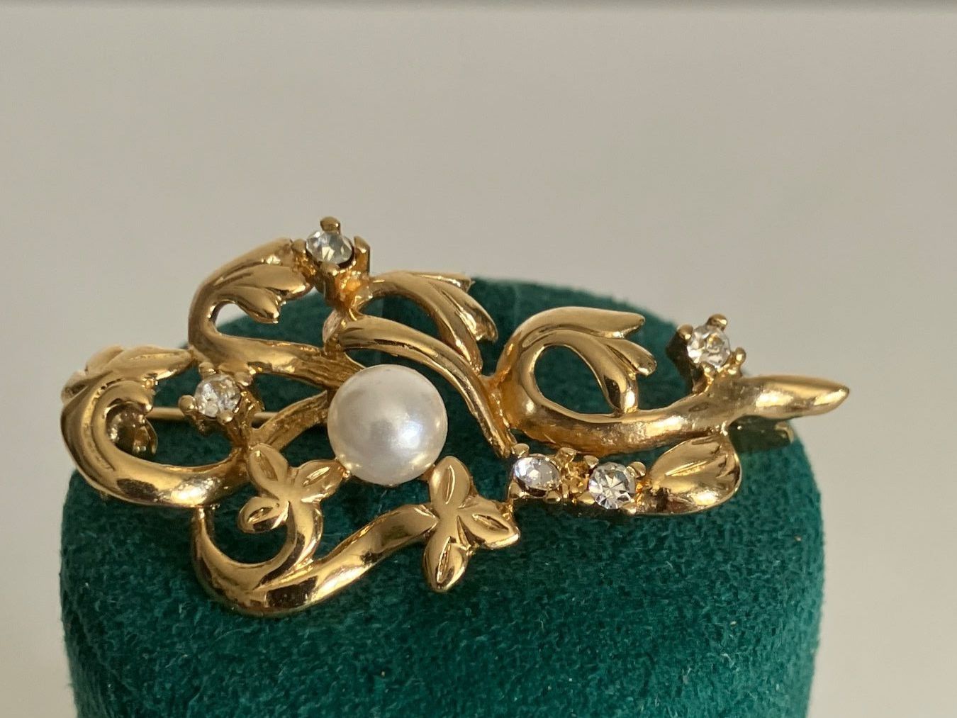 Broschen & Nadeln: Broche vintage dorée avec perle et strass, Chic! – Gebraucht aus Peseux von Cresus27 2