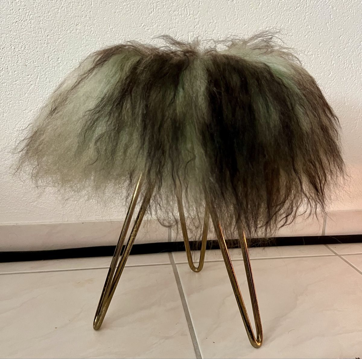 Sgabelli: Original 70er Design Fellhocker Hairpin Hocker – Usato da Hunzenschwil venduto da Madachica 2