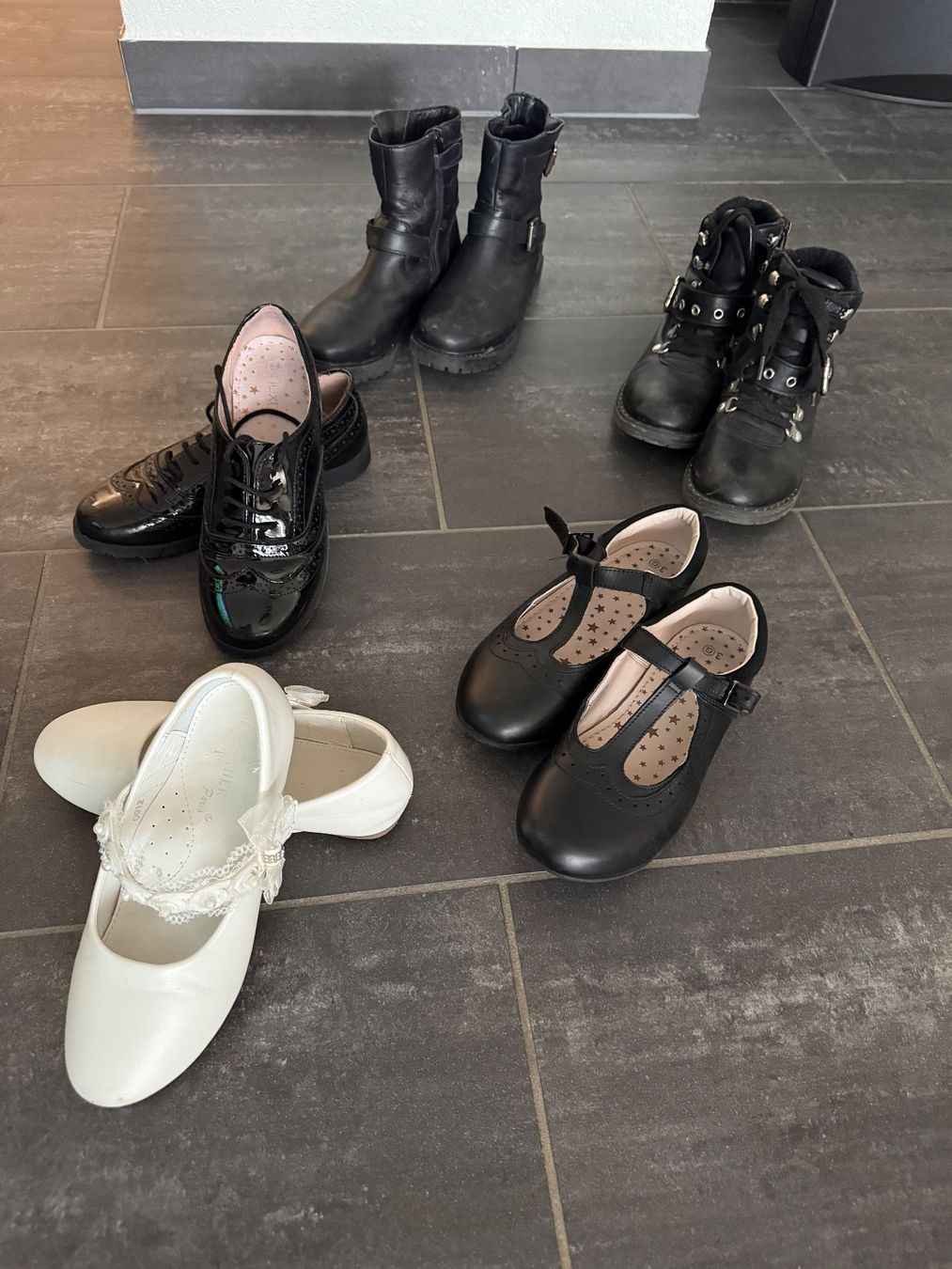 Scarpe per ragazze: 14 Paires de chaussures - Taille 35 – Usato da Yverdon-les-Bains venduto da carlapinto 1