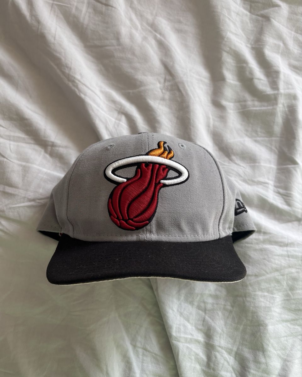 New Era Chapeaux, bonnets & casquettes: Vintage Miami Heat NBA Cap – D'occasion à Pâquier-Montbarry par dloic_ 1