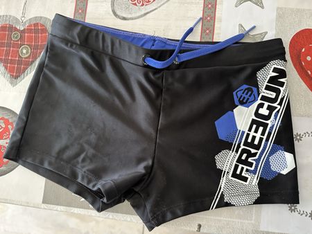 2 x Maillot de bain garçon, taille 11ans, comme neuf!