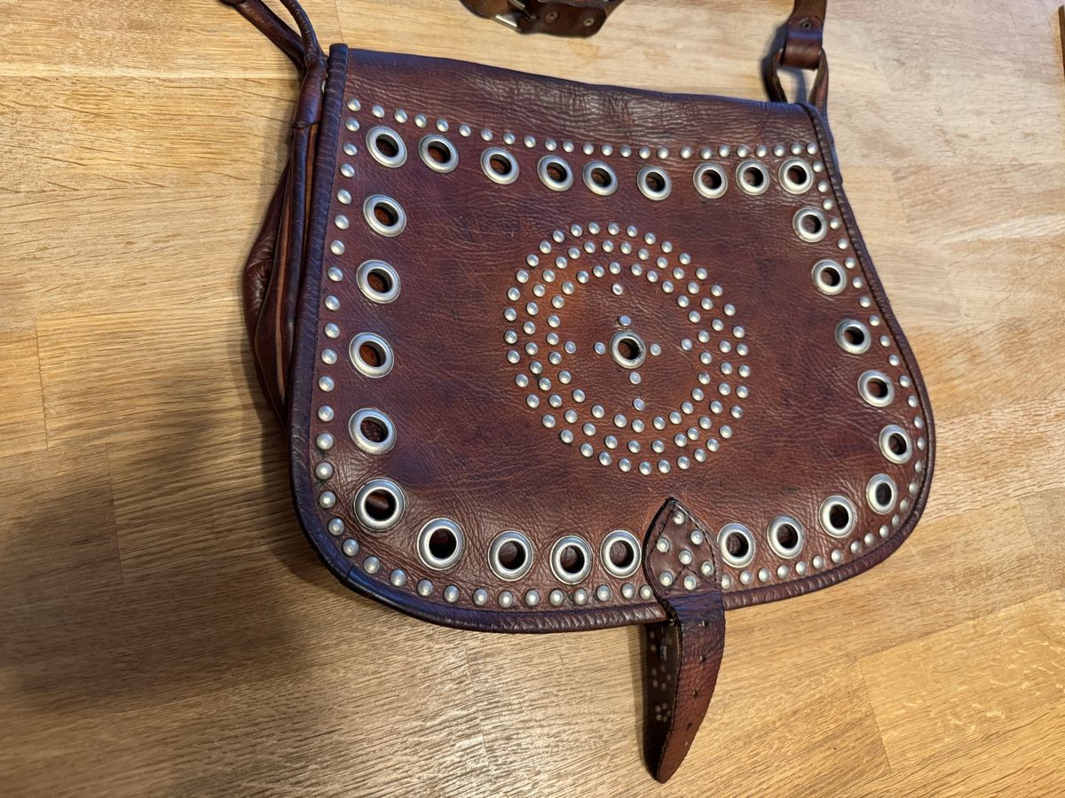 Taschen für Damen: Vintage Leder Handtasche mit Nieten – Gebraucht aus Goldach von Messerguru 1