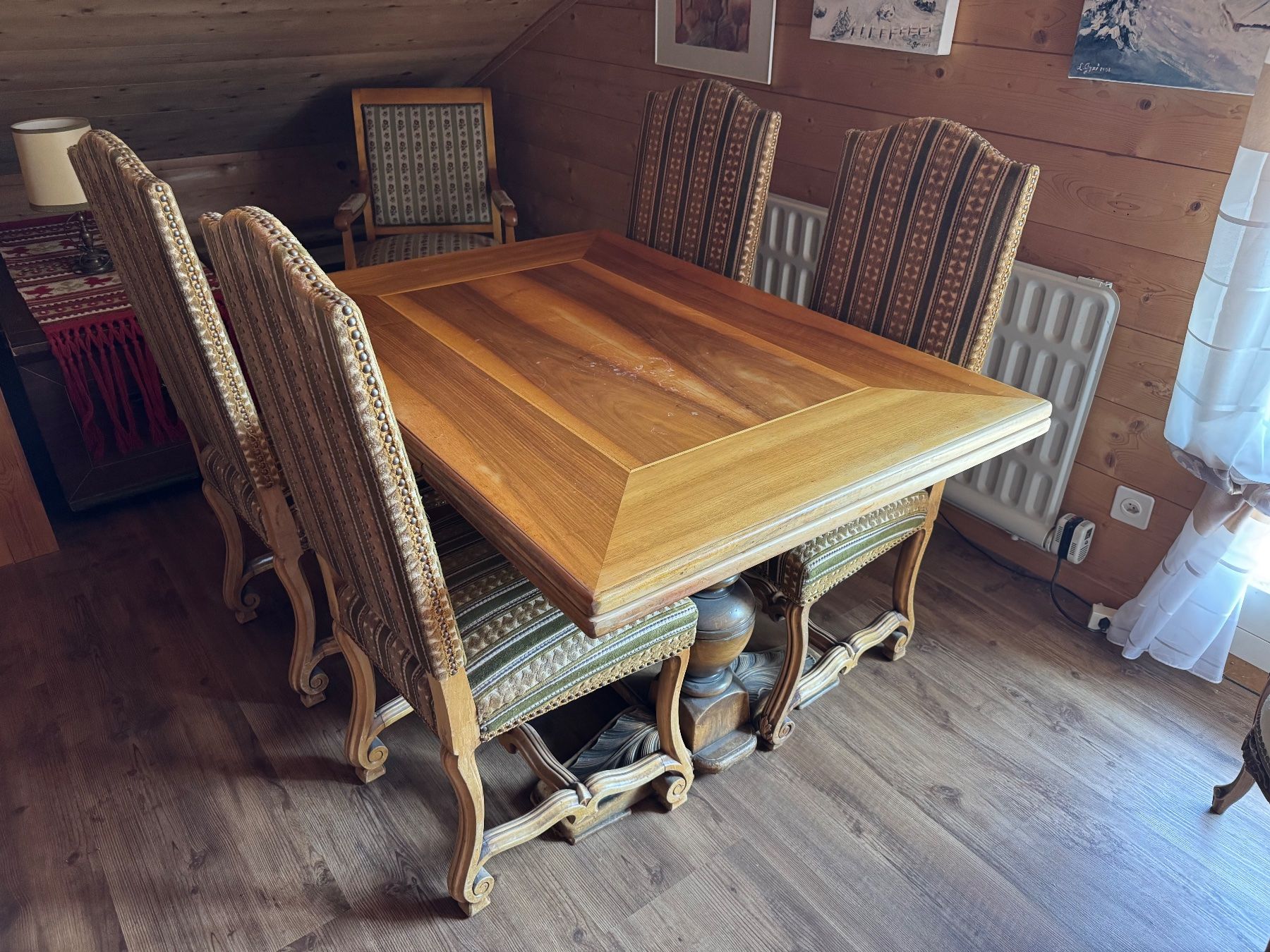 Set de table et chaises: Antiker Tisch mit 4 Stühlen – D'occasion à Zweisimmen par kakibe