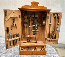 Werkzeugschrank mit Werkzeugen klein antik Biedermeier 1906