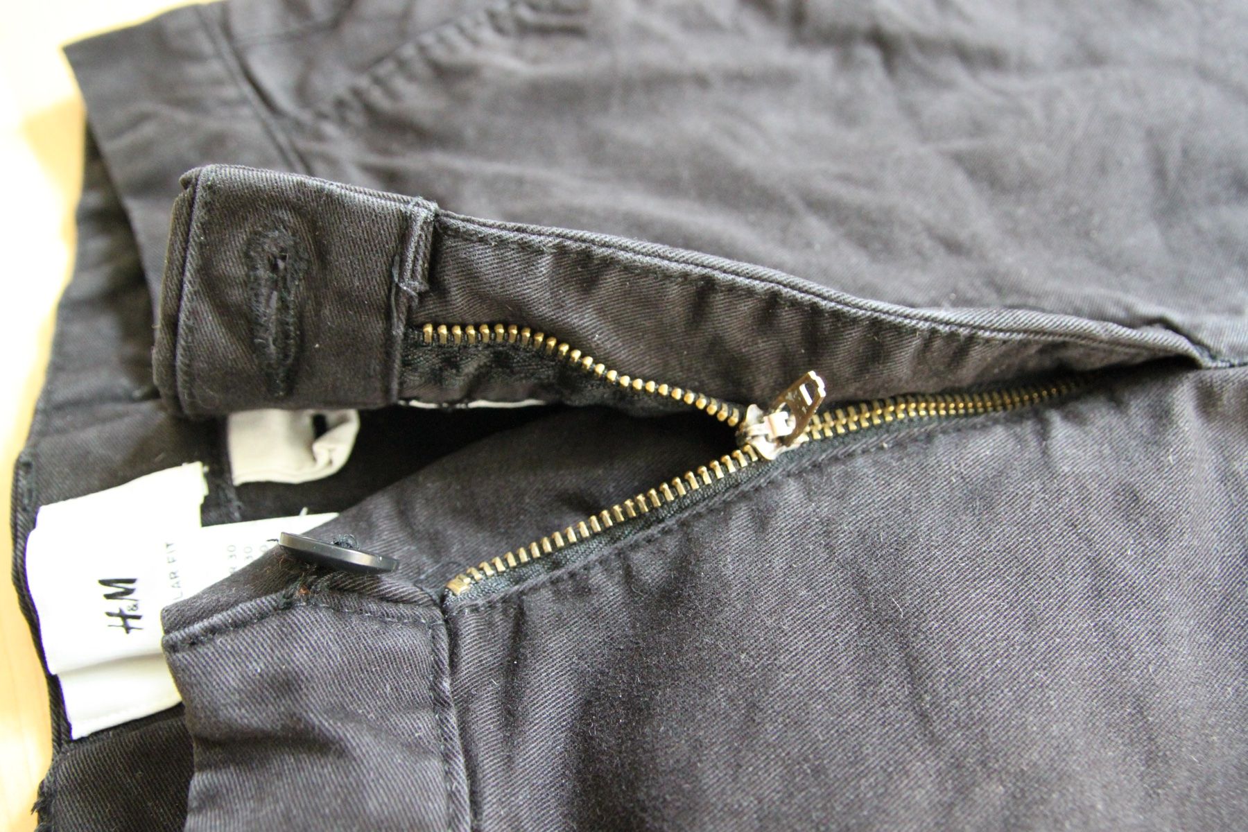 H&M Pantaloni: H&M Herren Hose, Grösse 30, Schwarz – Usato da Zofingen venduto da decidua 1