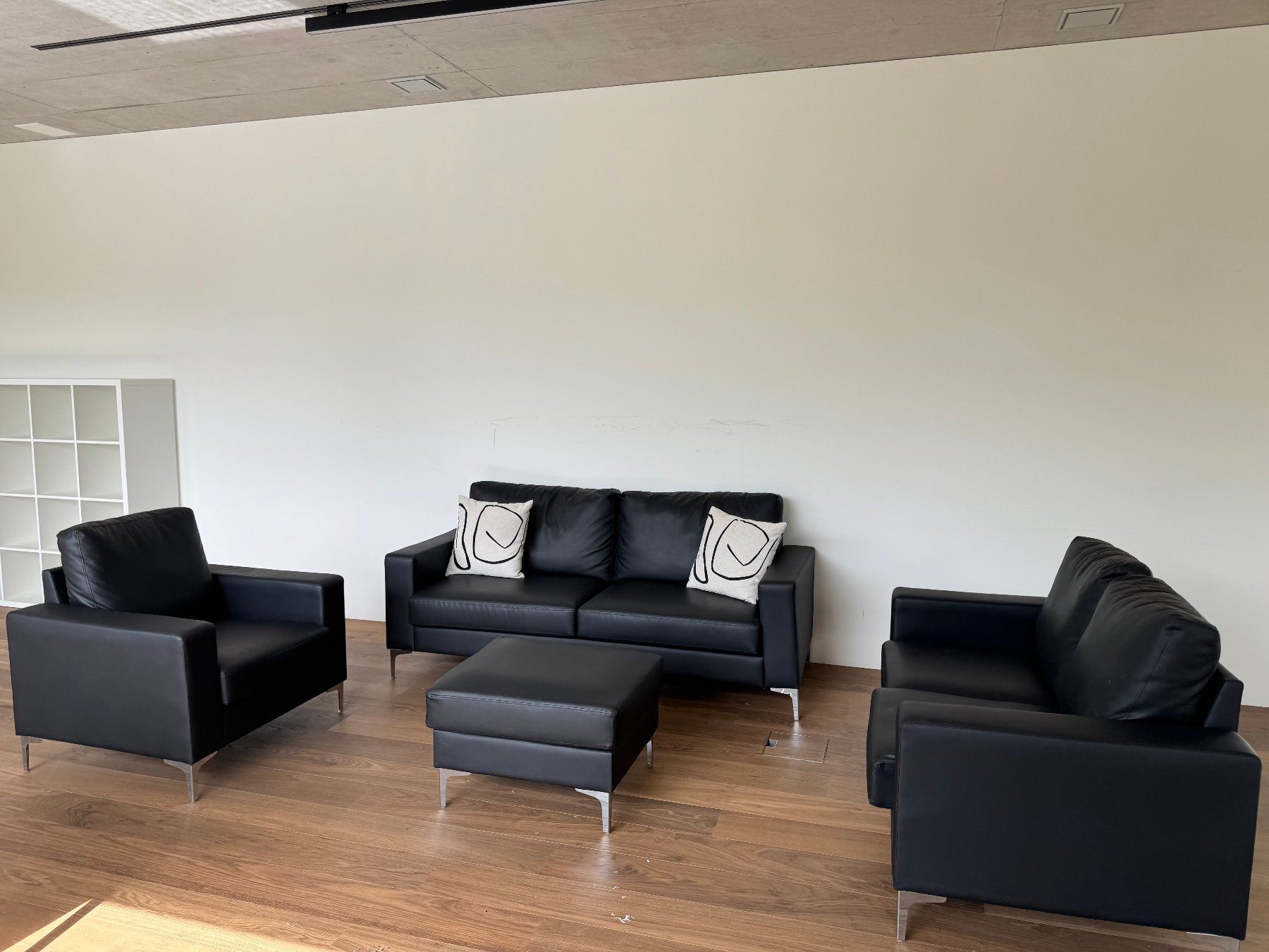 Divani: Moderne Loungegruppe mit 2 Sofas, Sessel & Hocker – Usato da Mörschwil venduto da eli_l9j6