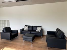 Moderne Loungegruppe mit 2 Sofas, Sessel & Hocker