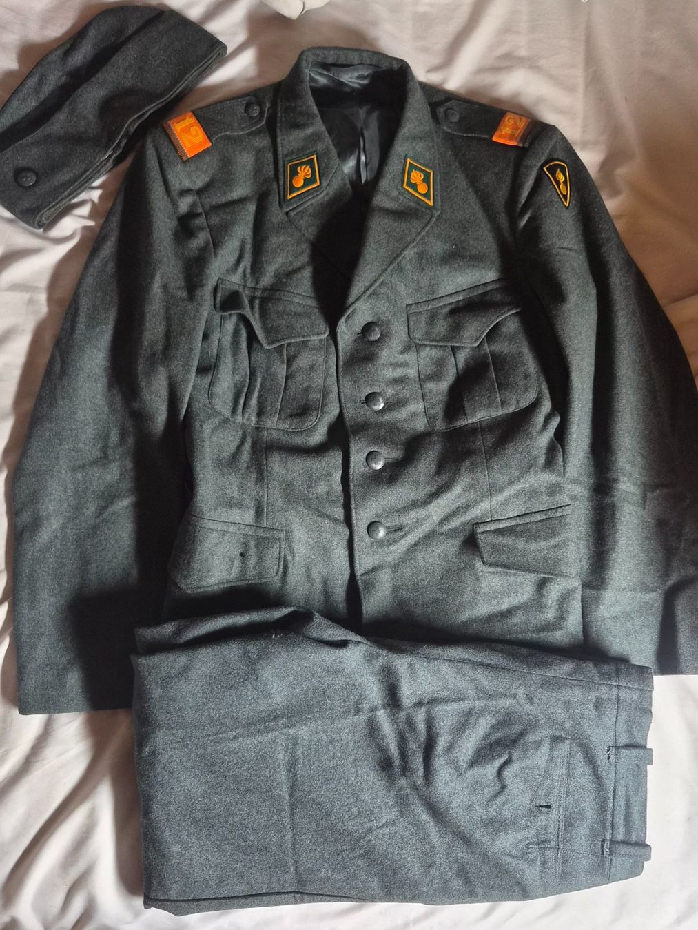 Uniformi: Ensemble d'habits militaire - Grenadier – Usato da Jouxtens-Mézery venduto da ger_hpd5