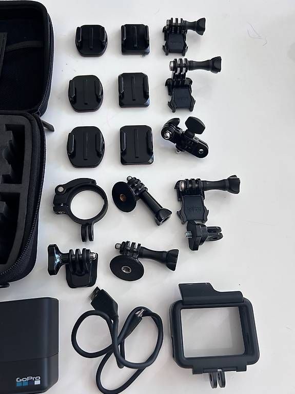 Gopro Action Cam: GoPro Hero 6 Black + accessoires & mallette – Usato da Fully venduto da submedia 3