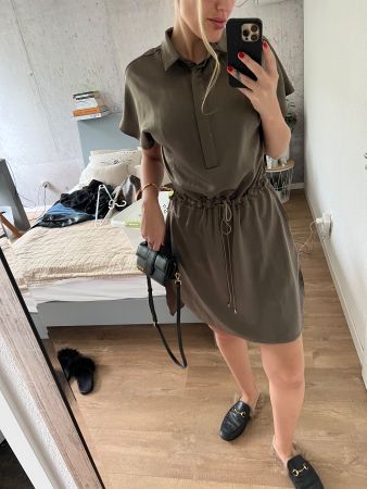 Kleid kurz olivgrün mit Kordelzug von Pieces T38