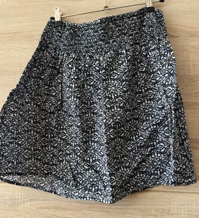 Jupe bleue volante motif