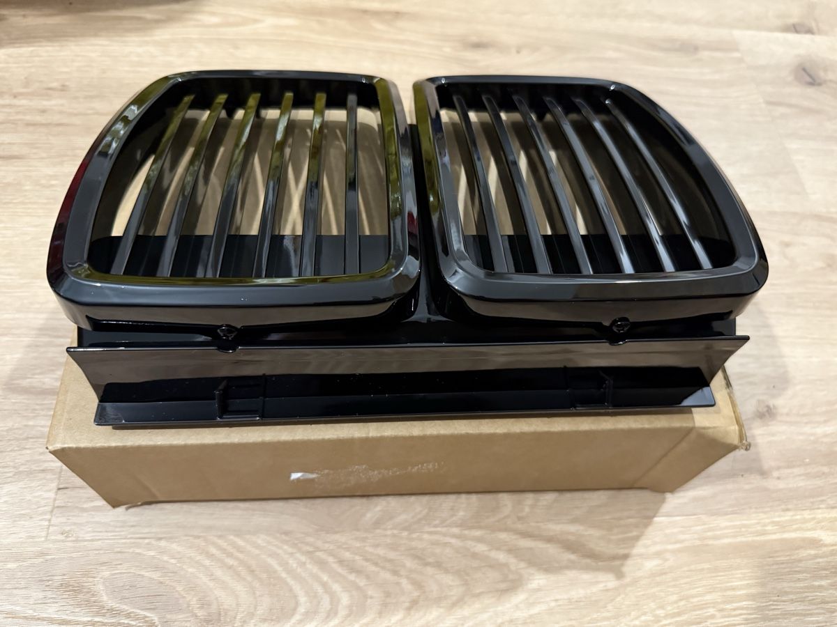 BMW Tutti pezzi di ricambio auto: BMW E30 Niere Glanz Schwarz NEUWARE! – Nuovo e nell'imballaggio originale da Winikon venduto da cabriofan01 1