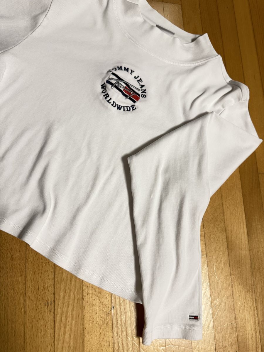 Tommy Hilfiger Top: Tommy Jeans Long Sleeve Top - White, Size M – Nuovo (secondo la descrizione) da Ueberstorf venduto da man_p2fy