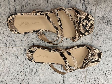 Sandales plates motif serpent noir/beige Mango, p.39