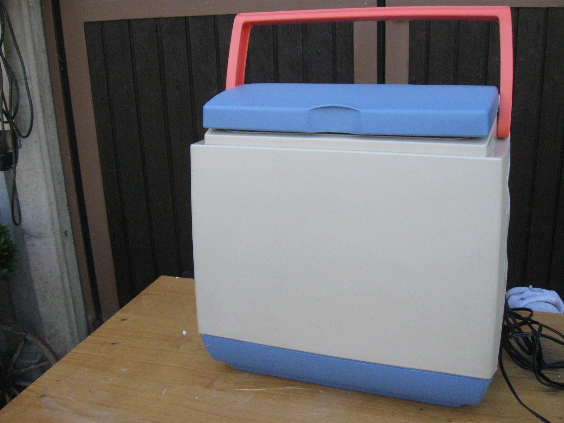 Frigoriferi & Refrigeratori: Kühl und Wärmebox 12 Volt Autoanschluss Zigarettenanzünder – Usato da Bauma venduto da Stangenbohne 7