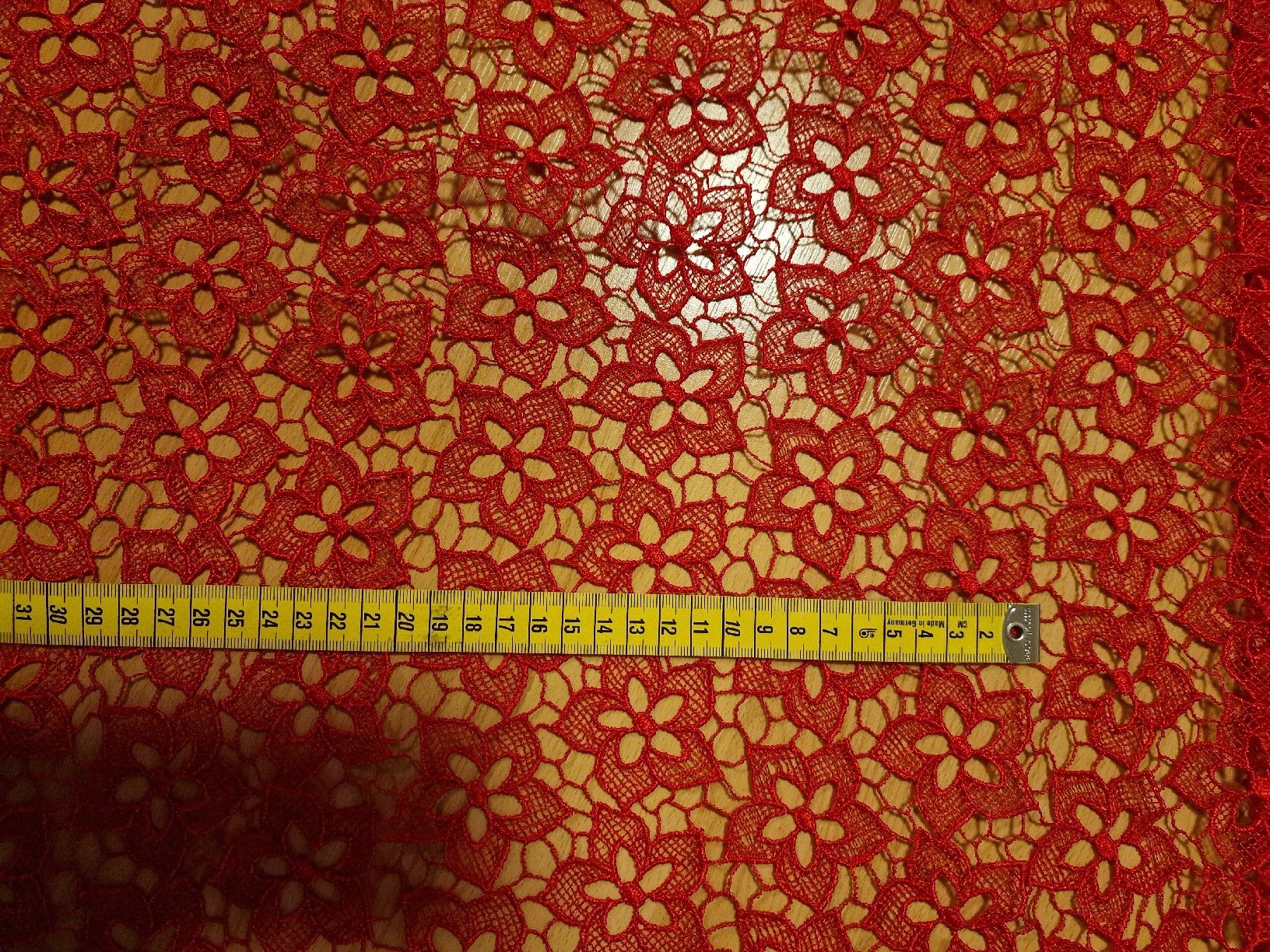 Tessuti: 70cm Spitzenstoff Blumen Rot – Nuovo (secondo la descrizione) da Unterägeri venduto da Weggdamit 1