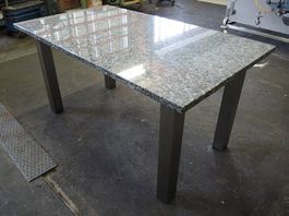 zu verkaufen: Granittisch mit Edelstahl Unterbau