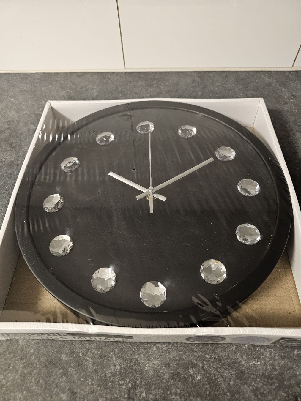 Stand- & Wanduhren: pendule / horloge murale avec strass neuve ! – Neu und originalverpackt aus Bulle von Diamant.15