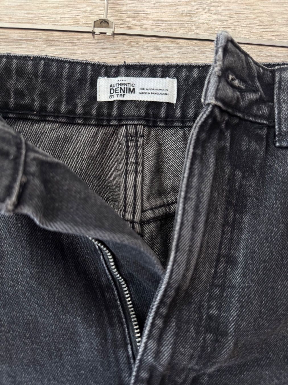 Zara Pantaloni: Short en jeans noir – Nuovo (secondo la descrizione) da Montreux venduto da Izapechee 1