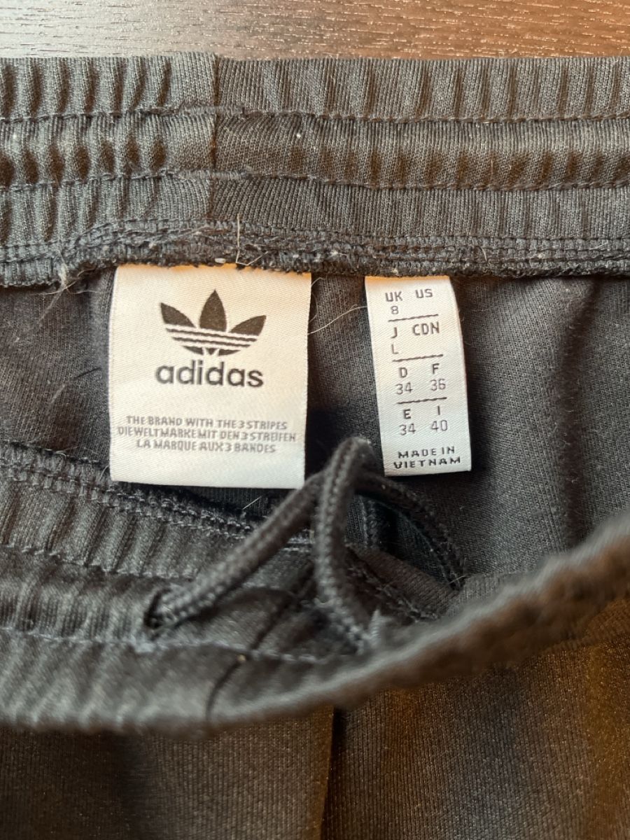 Adidas Pantaloni: Adidas Trainerhosen schwarz – Usato da Einsiedeln venduto da sandramon 1