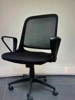 Schwarzer Bürostuhl mit Armlehnen und Rollen