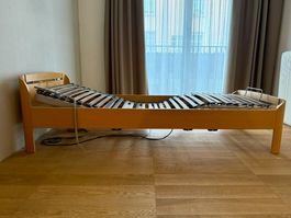 Bett, elektr. verstellbarem Einlegerahmen und Matratze BICO