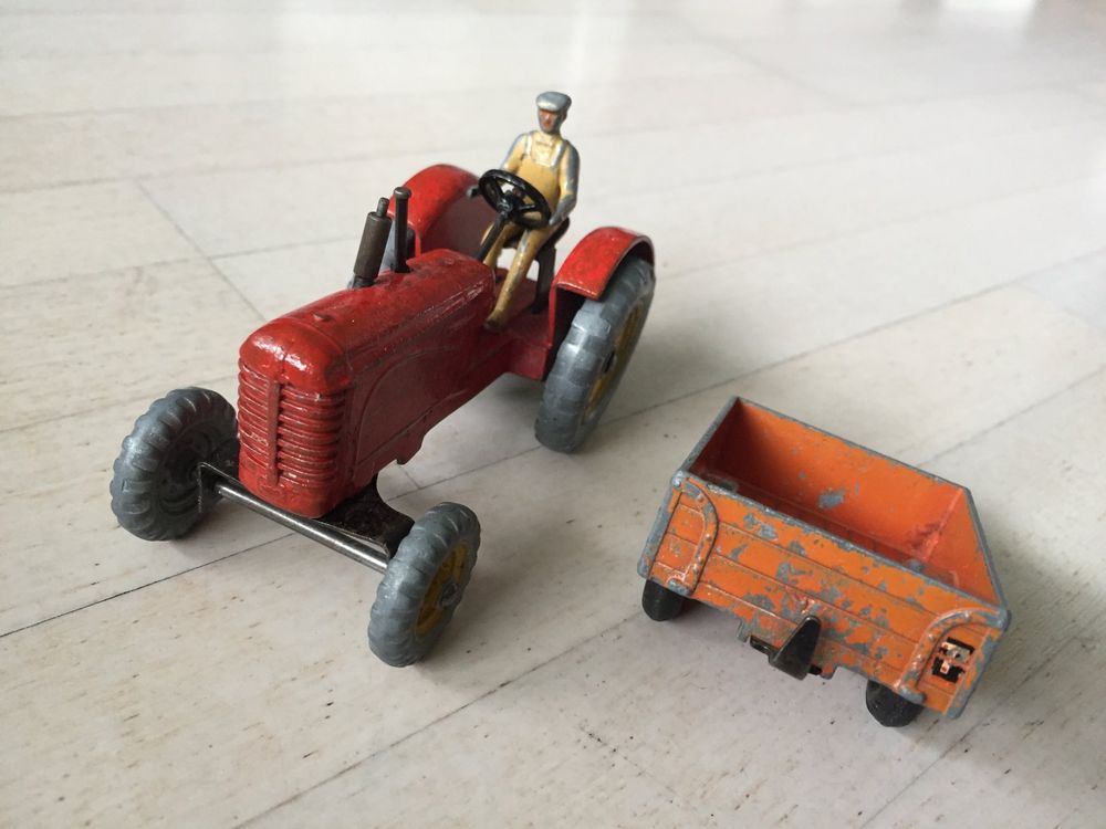 Tracteur Massey Ferguson 300 Dinky Toys et Raker à foin Meccano Ltd Made in England Rouge vintage - Canada