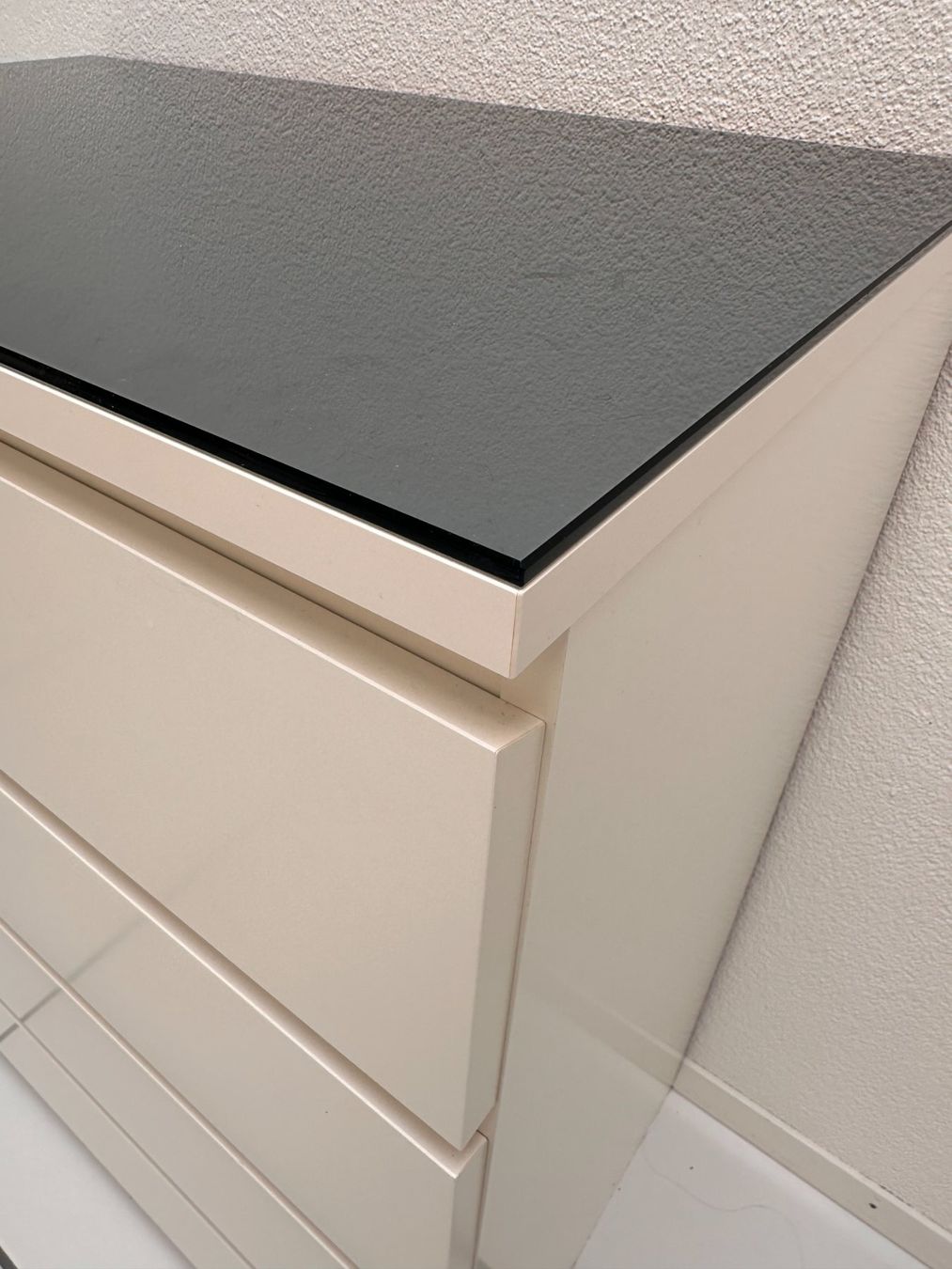 Cassettiere: IKEA Malm Kommode (Weiss mit Glasplatte) – Usato da Aarau venduto da Binfch 1