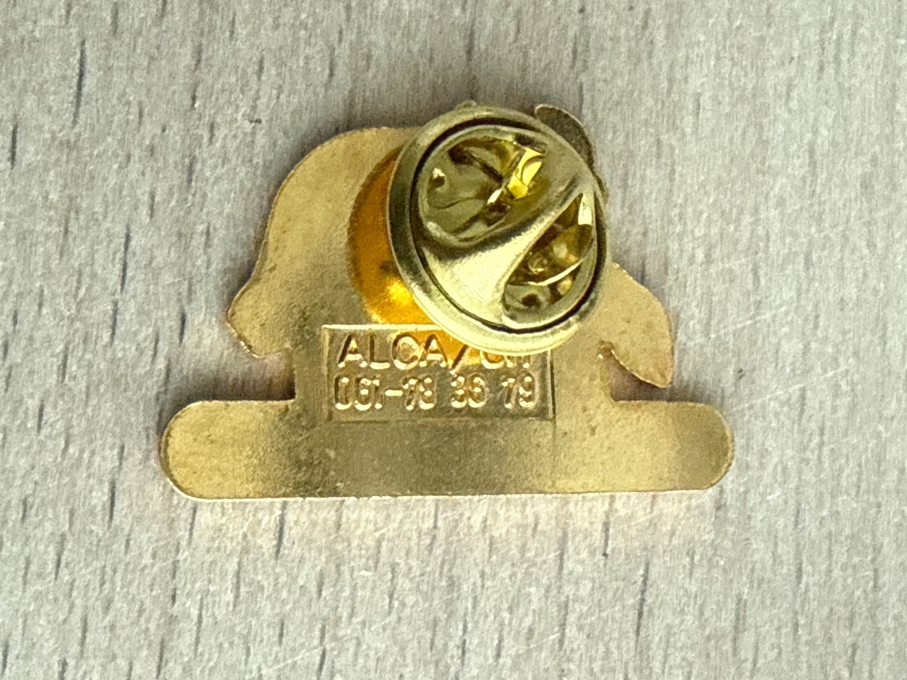 Placchette & Badge: Pin RESTAURANTE WAIKIKI – Usato da Glattbrugg venduto da Schweigmatt 1