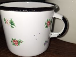 🌹🌺EMAILLE 🌹BECHER MIT 🌹💐STREUBLÜMCHEN VINTAGE🌸