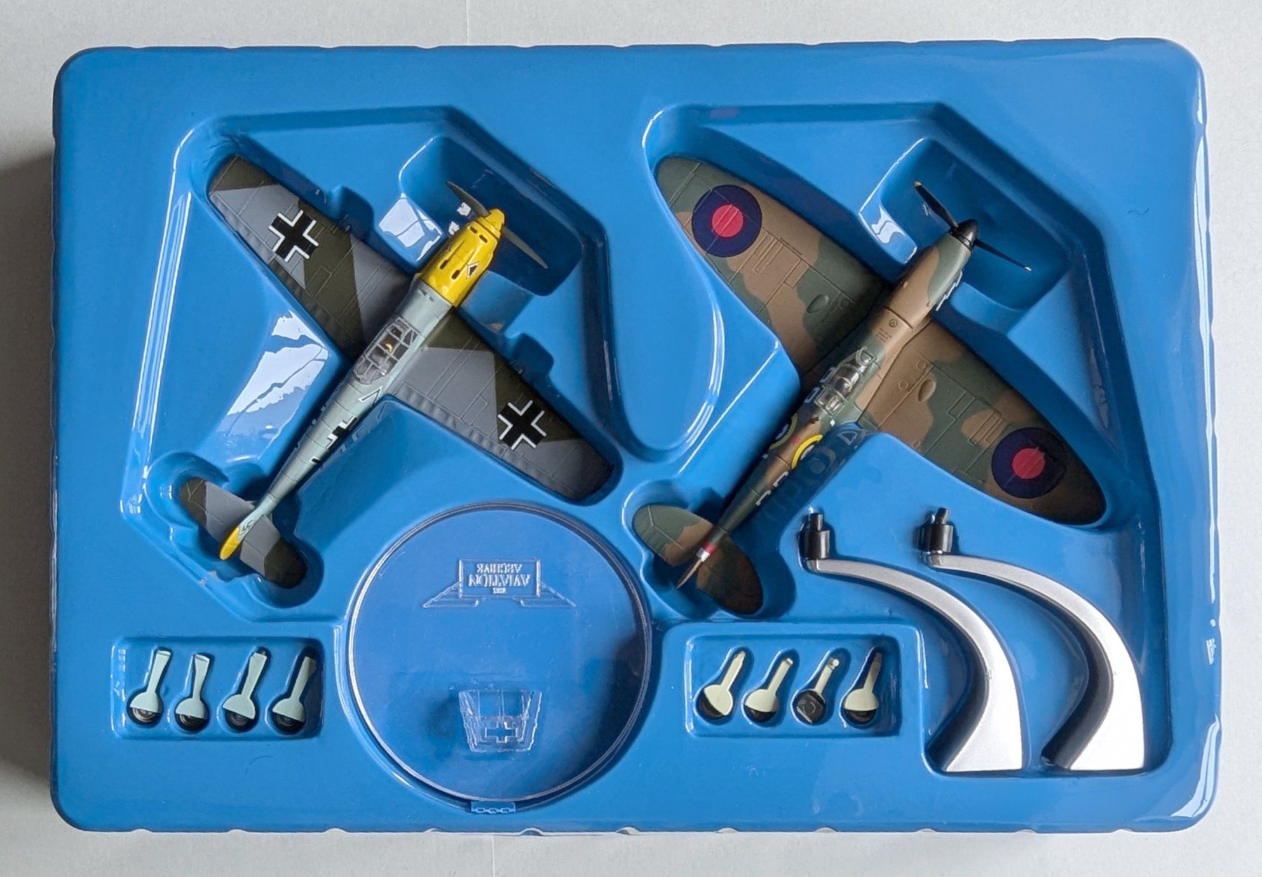 Corgi Toys Kit di modellismo & Modellini statici: Corgi Spitfire MKI + Messerschmitt 109E, 1/72 – Nuovo (secondo la descrizione) da Olten venduto da J.Cooper58 1