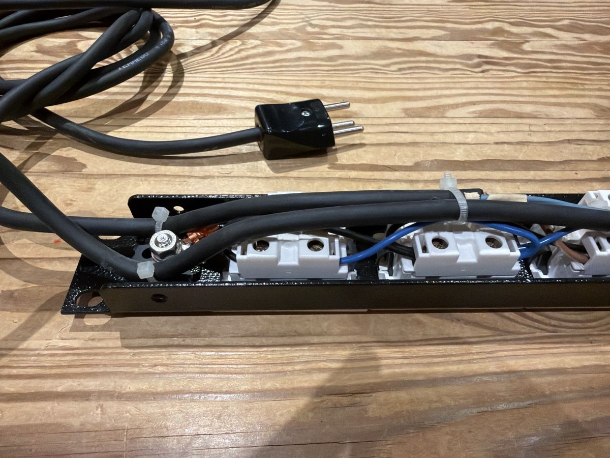 Alimentazione elettrica: EDV/Event Rack FLF Stromverteiler 19 Zoll – Usato da Frutigen venduto da Starter0 3