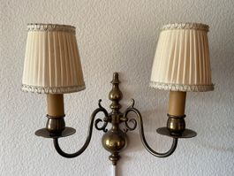 2 elegante Messing-Wandlampen mit Stoffschirm