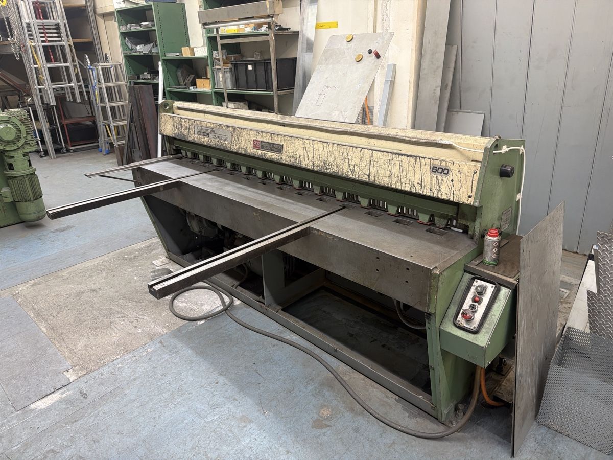 Tutte le macchine: Blechschere Edwards Truecut B-25/2000 DD gebraucht – Usato da Effretikon venduto da Metacon8307