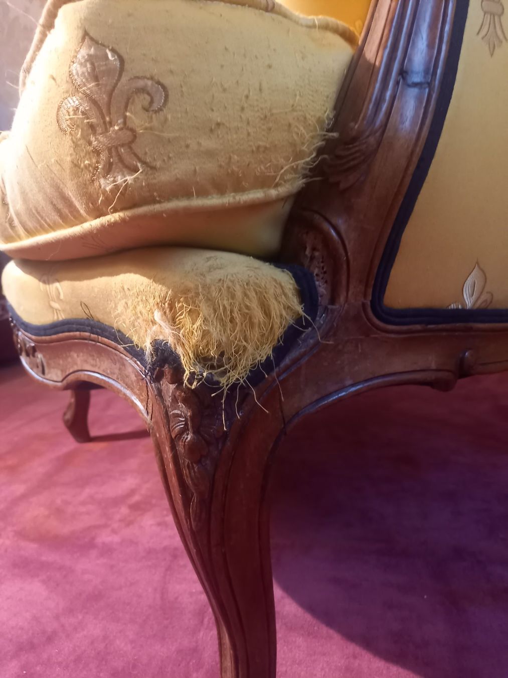Sessel: Fauteuil à oreilles & Tabouret Style Louis XV – Gebraucht aus Ponts-de-Martel von Henri-Louis 2